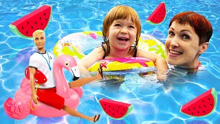 Éveil pour enfants avec Bianca et jouets dans la piscine. Vidéo éducative en français.