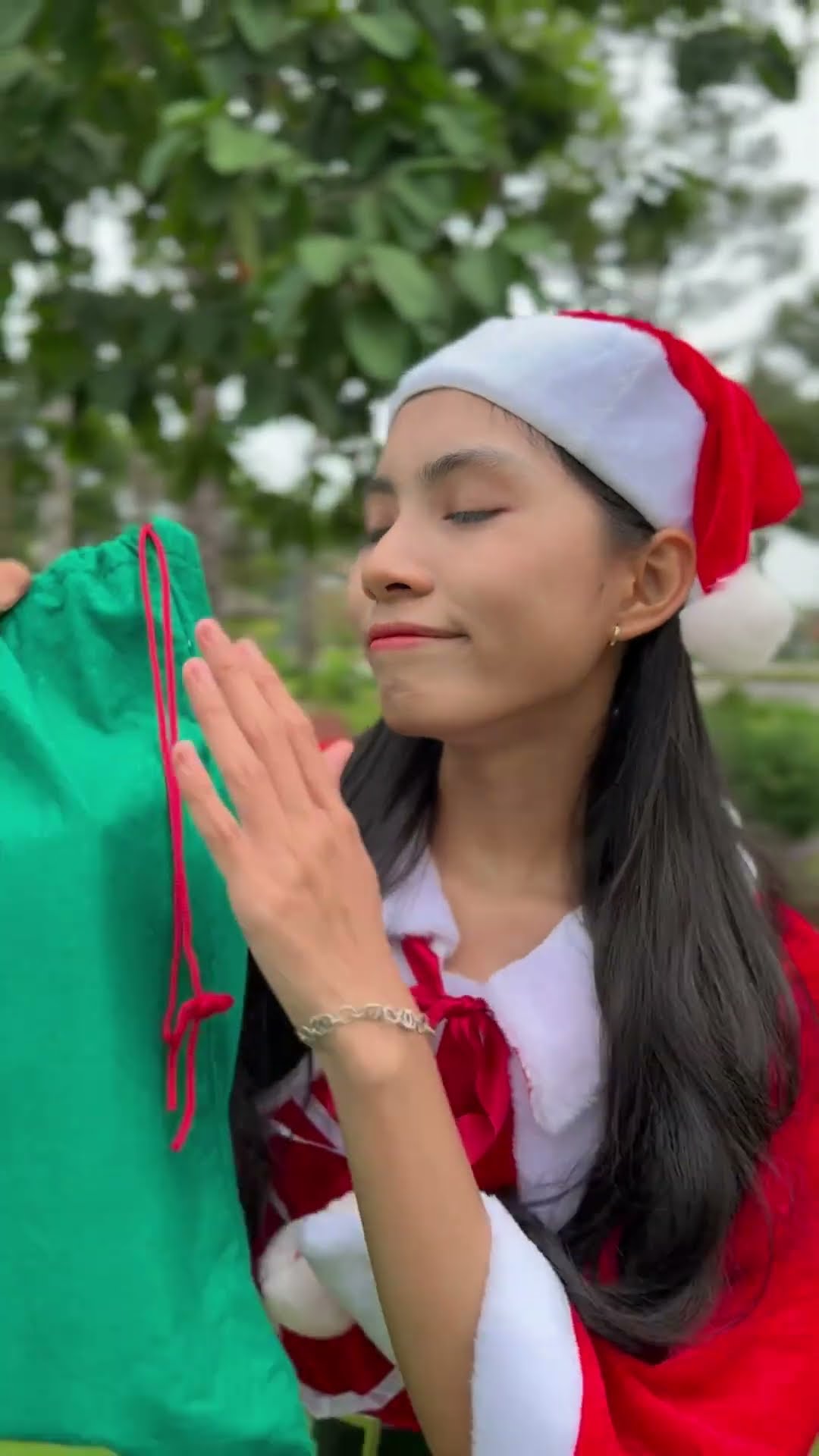 Red Girl vs Santa Claus battle - Đuổi theo Bà Già Noel #shorts