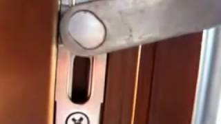 видео Регулировка верхней петли пластикового окна или балконной двери своими руками