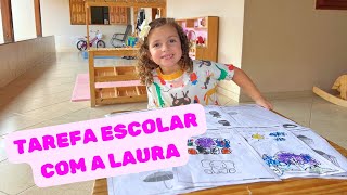 Laura fazendo tarefas escolares super interessantes e ensinando as cores em Inglês!