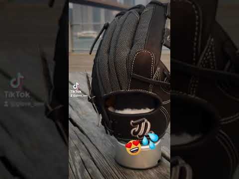 Vidéo: Hari Mari X Nokona Fabrique Des Tongs De Printemps En Cuir De Gants De Baseball