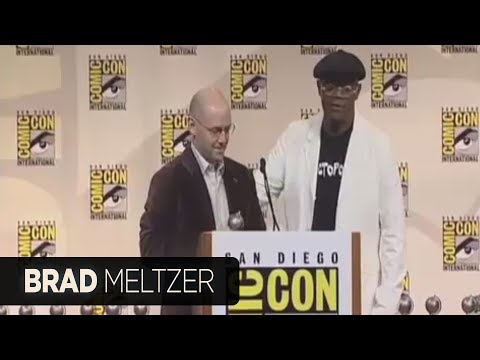 Brad Meltzer gets an Eisner award from Samuel L. J...