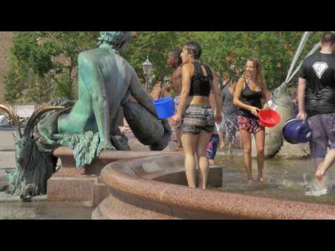 4K   Wasserschlacht im Neptunbrunnen 2016 Berlin