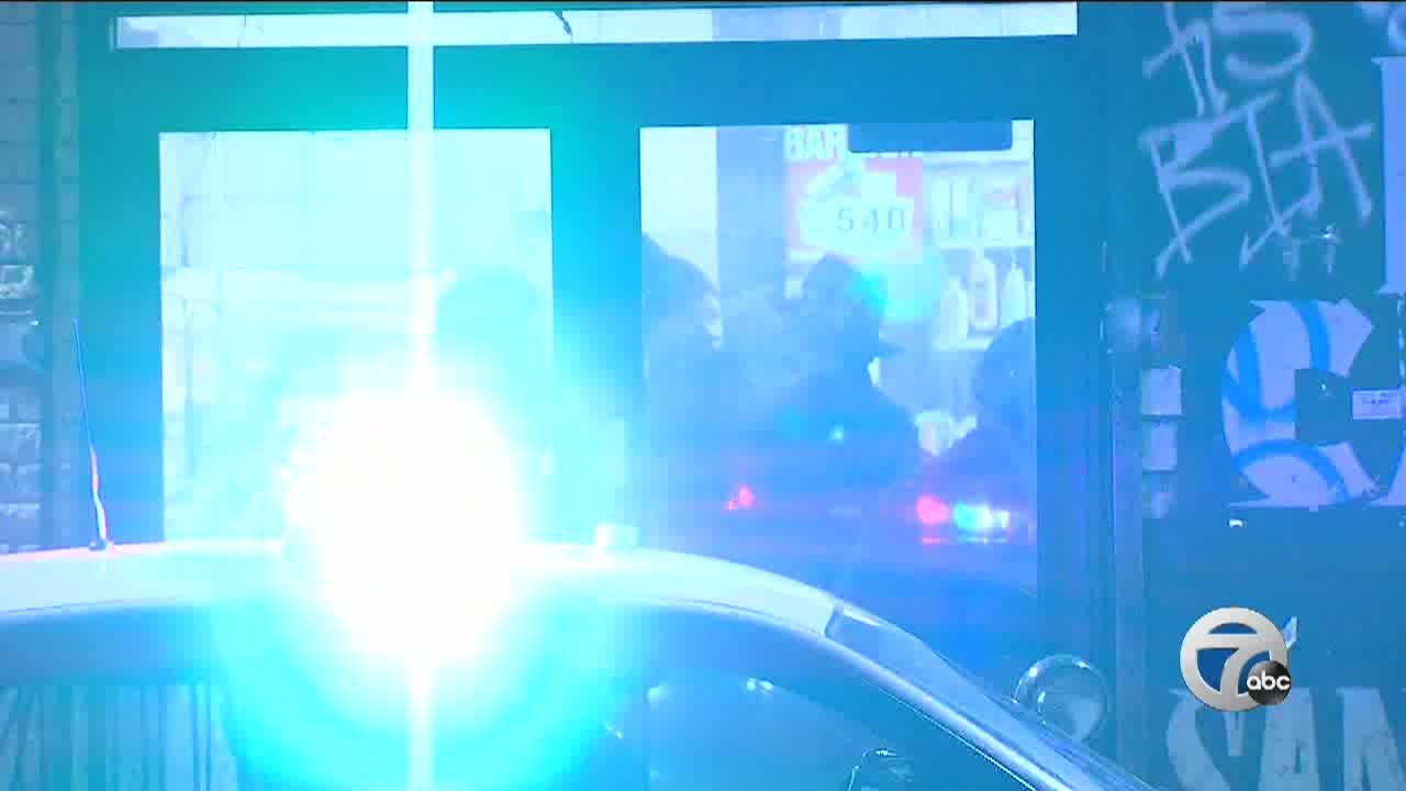 Man killed inside Detroit liquor store with hand dolly - YouTube