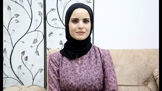 تعمل في مجال الصرافة لكنها تصمم قطعا مميزة من العباءات والملابس