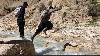 Witness their Amazing Acts of Bravery: Iranian Nomadic Family Riskin...
