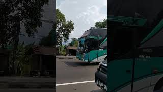 bus *nur sholiha* Dua Putri Ayu dengan kecepatan tinggi