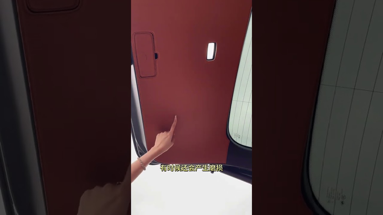 后备箱经常放满东西，这个后板很容易就会被伤到。推荐这款尾门保护，采用纳帕皮材质原车色设计。可以防止尾门板刮伤弄脏。