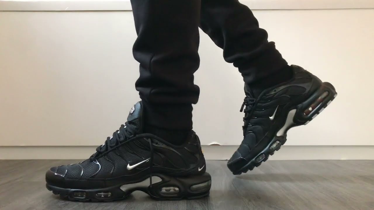 Nike Air Max Black Metallic Silver Swoosh) Feet -