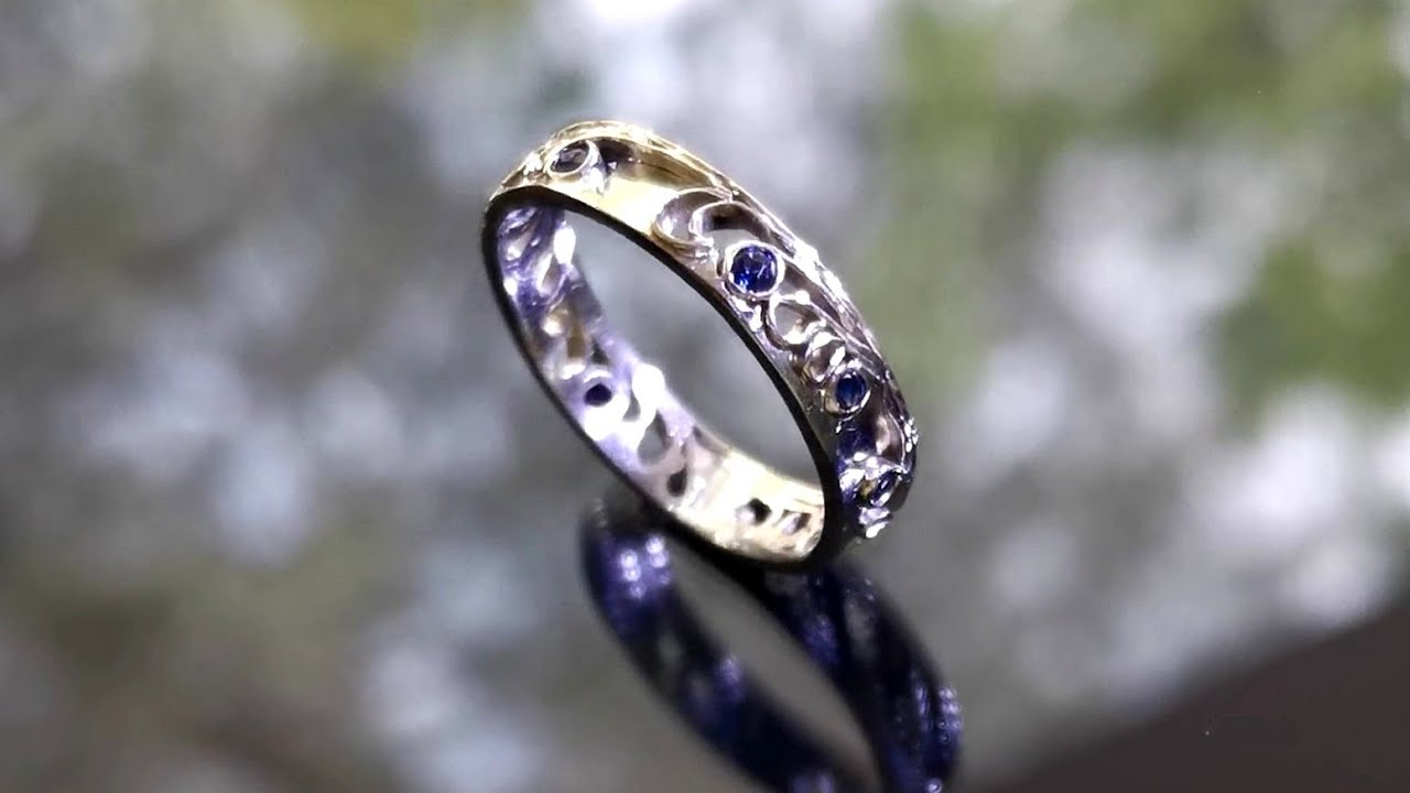 "Jing Jing" - a thin wedding band in wave design