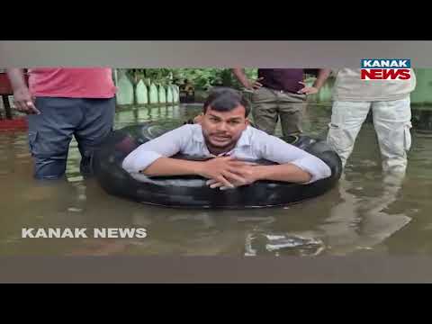 Congress Leader Swims In Tube Outside Bargarh Collector's Office!