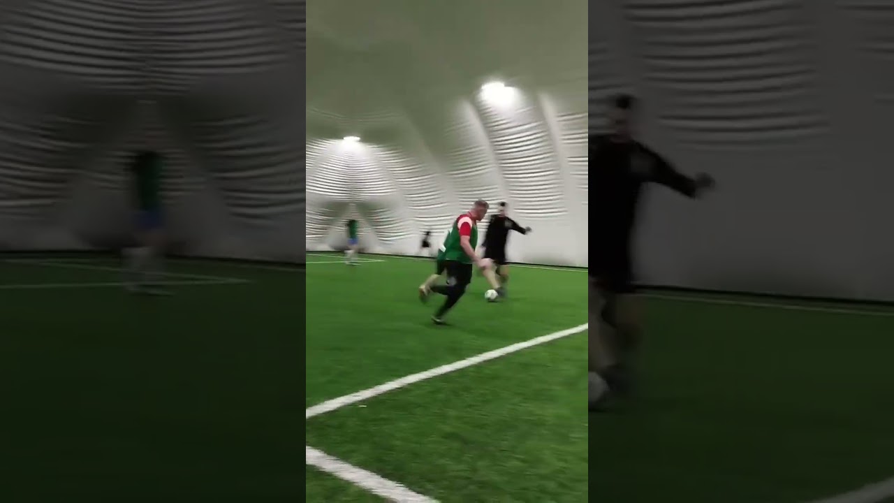 Напряжённая борьба, мяч переходит от игрока к игроку 