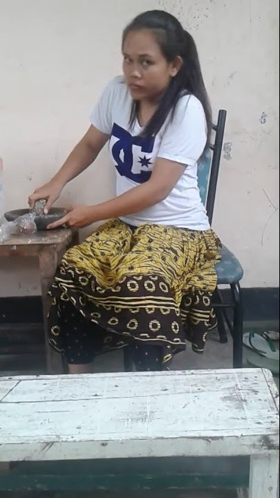 Tante sexy Markonah lagi ngulek sambel