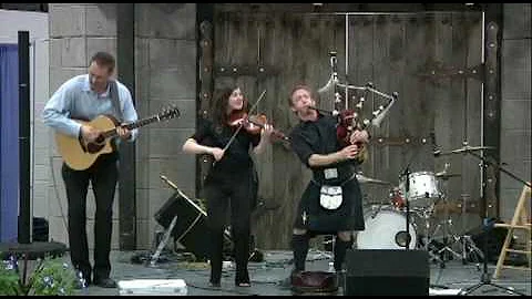 Scottish Fiddle & Bagpipe: Rebecca Lomnicky & Davi...