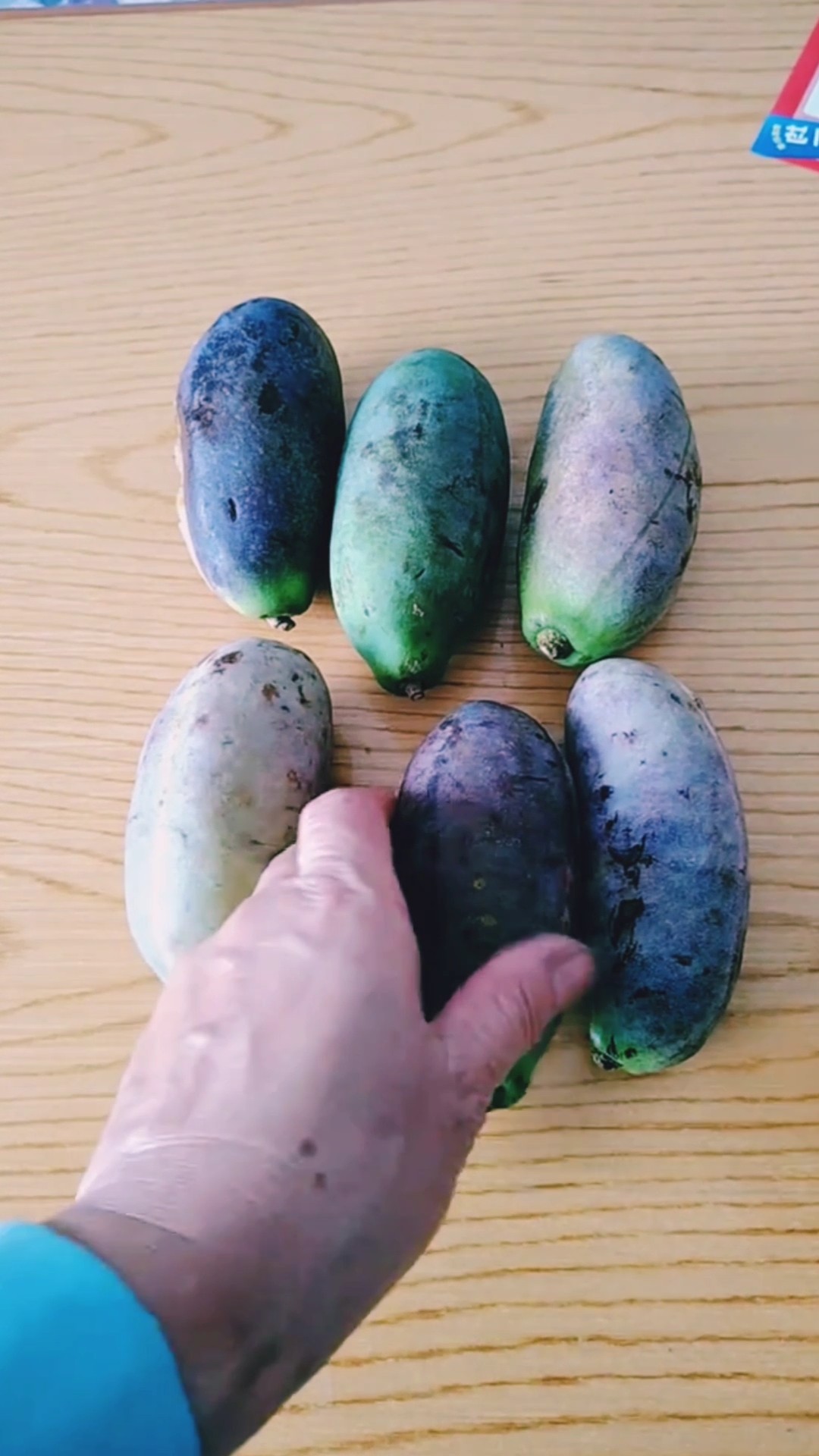 果物 chance Have You Ever Tried This Rare Wild Fruit? Opening a Purple Wild