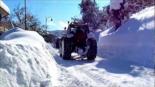 Spazzaneve di montagna (snowplowing on the road, tractor on board) trattori nella neve. Snowplow