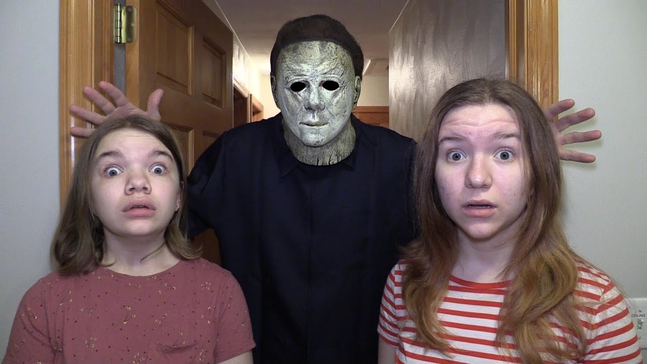 HALLOWEEN MICHAEL MYERS IN OUR HOUSE. (SCARY)