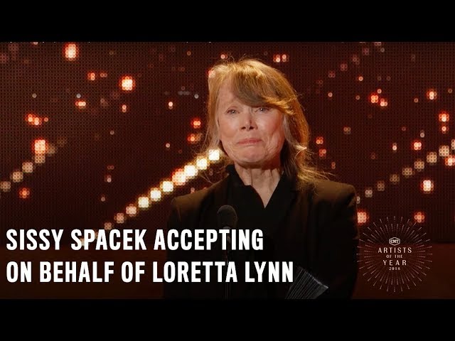 Loretta Lynn Et Sissy Spacek Throwback With Sissy Spacek At image.