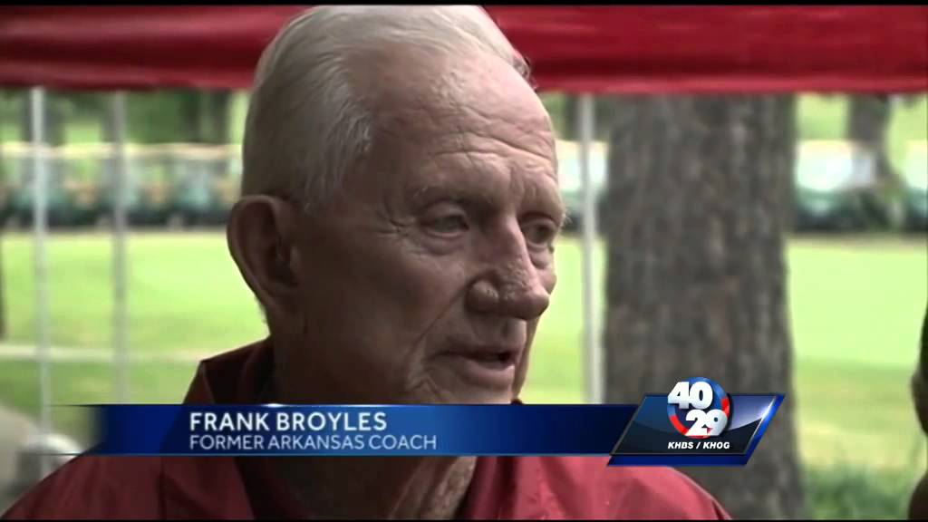 Legendary Arkansas football coach Frank Broyles dead at 92