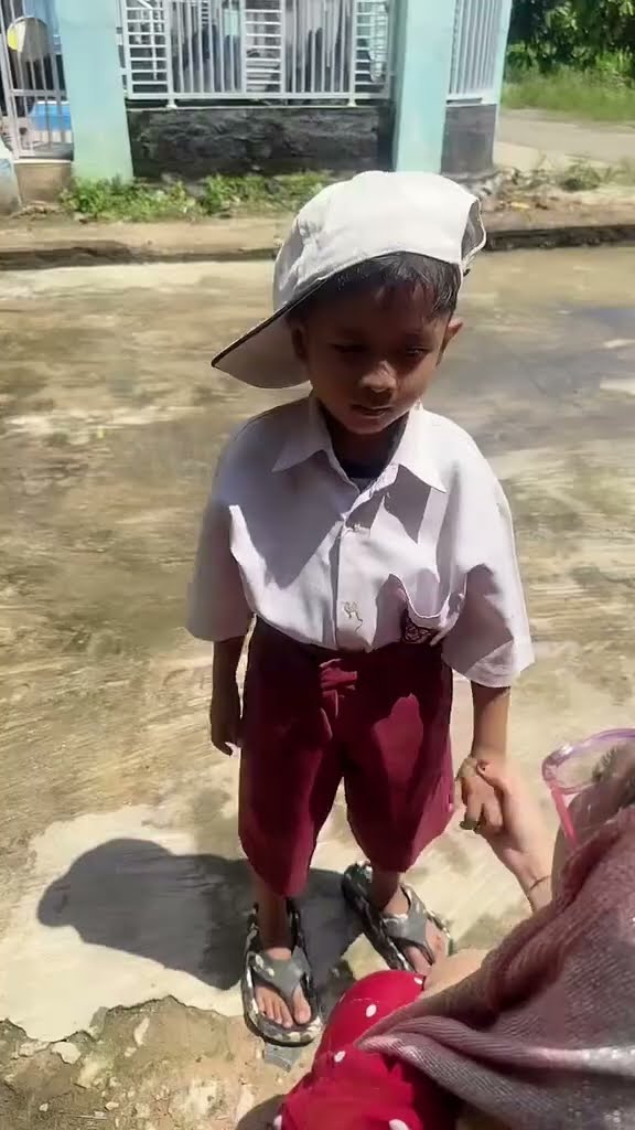 vidio kocak dan gokil @nyaikembang1nyaikembang1 /kesekolah pakek sendal ?