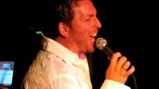 Johnny Reid performing "Mustang Sally" chords