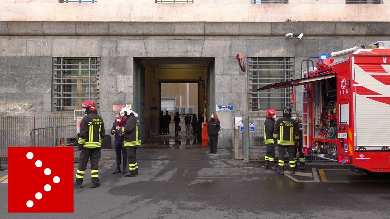 Incendio al Tribunale di Milano: In fiamme il settimo piano - YouTube
