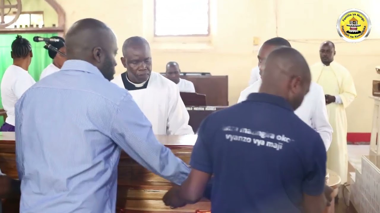 ASKOFU MKUU RENATUS NKWANDE AONGOZA MISA YA MAZISHI YA PADRE STANSLAUS RUPIA KANISA KUU BUGANDO