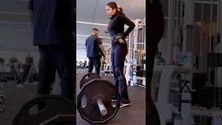 Viral Wanita Cantik Angkat Besi