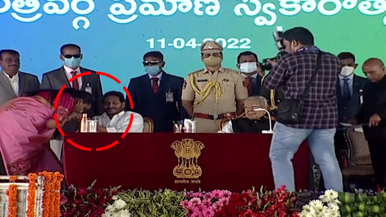 జగన్ కు ముద్దు పెట్టిన మంత్రి రోజా | MLA RK Roja Takes Oath as AP Cabinet Minister || Bezawada Media