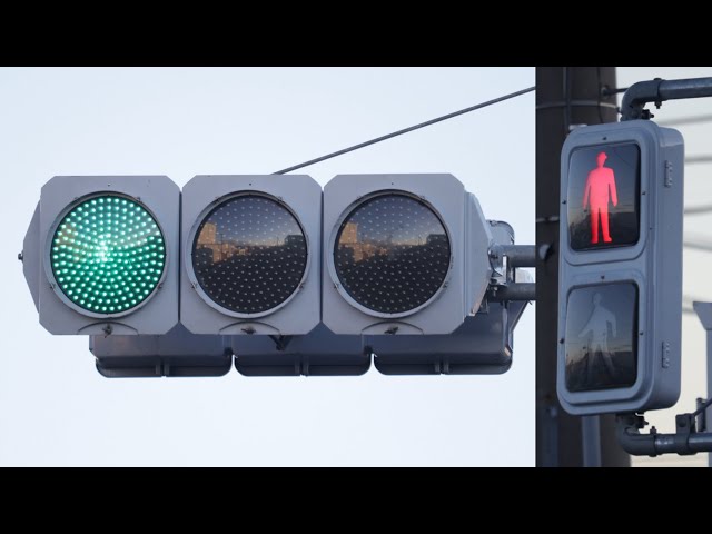 信号機　本物 フード無しの日本信号ED1153Aと薄型LED歩灯 - YouTube