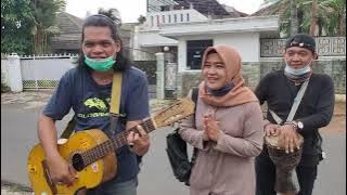 NONENG PENGAMEN JALANAN BERSUARA EMAS MENYANYIKAN LAGU QASIDAH SYAIKHONAH AL KHODIJAH