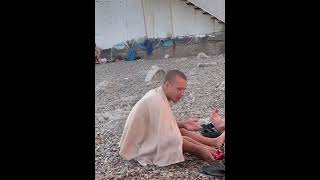 Мужчина на спор съел живую медузу в Сочи