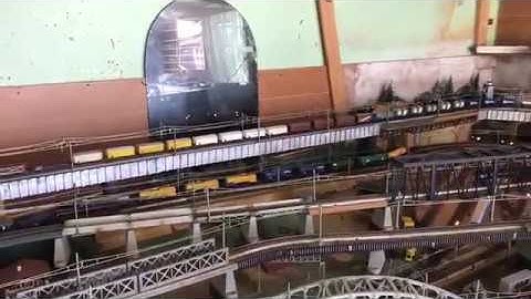 Maerklin - #3047 pulling 70 cars