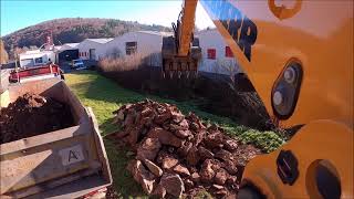 Bagger Liebherr ,bei Erdarbeiten für ein Regen  Rückhaltebecken zum Hochwasserschutz / Renaturierung