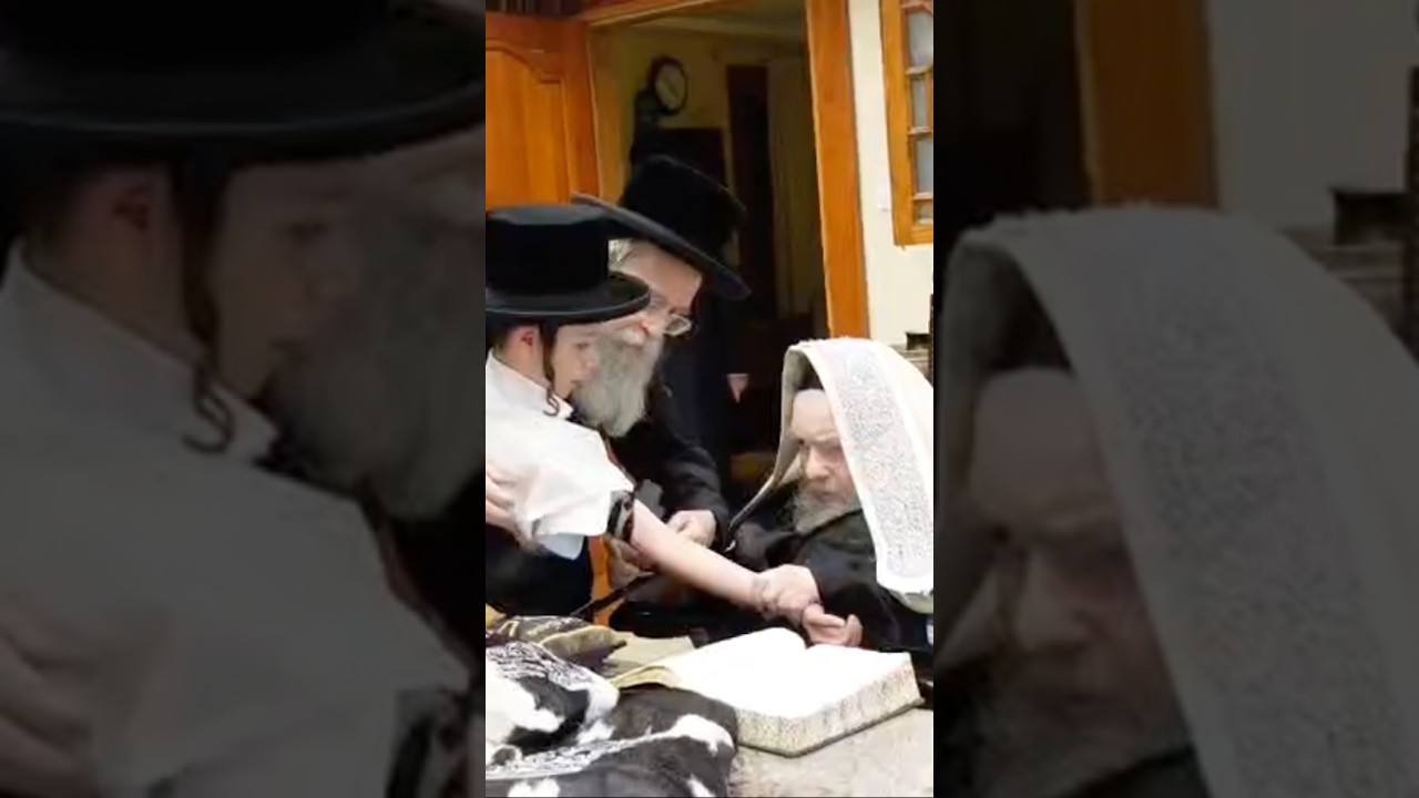 האדמו״ר מבעלזא בהנחת תפילין לחתן בר מצווה