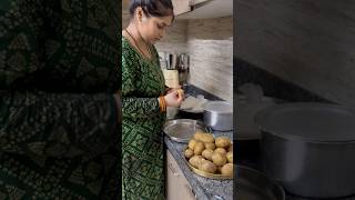 Chalo aaj mai apko btati i hu vrat wala aloo kaise bnati hu mai 😀 #shorts #ytshorts #youtubeshorts #