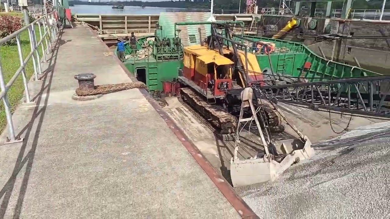 Pgi ini kita ambk kapal kargo dan kapal ikan dari sebelah hilir sahabat semua 