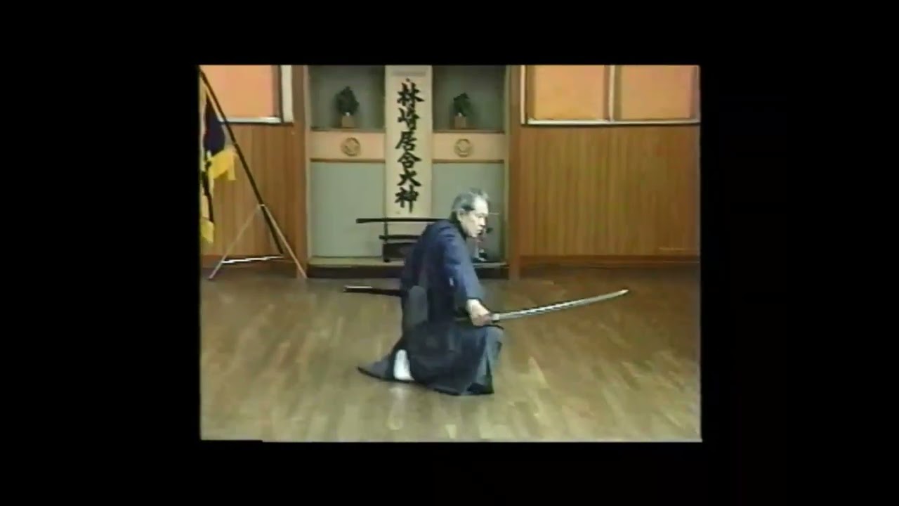 明心館道場・木村館長（立膝）、居合、無双直伝英信流