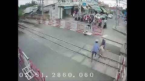 2 nhân viên gác chắn cứu bà cụ trước mũi tàu