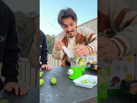 ساعدها في قطع الكوساااا وصدمة