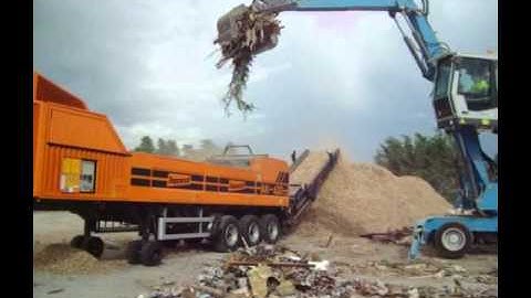 Terex Fuchs MHL 320 Loading a Doppstadt.m4v