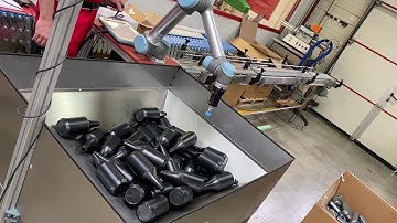 Plastic spray bottles bin picking test cell with Universal Robots