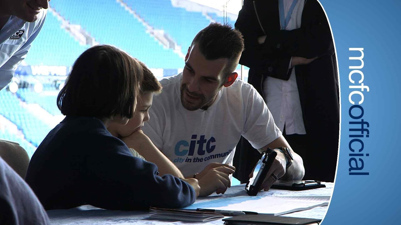 Negredo gives a Spanish Lesson to local kids