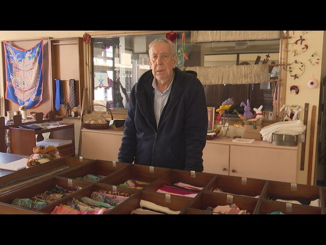 Η παράδοση και η ποιότητα του καλαματιανού μαντηλιού στη βιοτεχνία Γκόνος