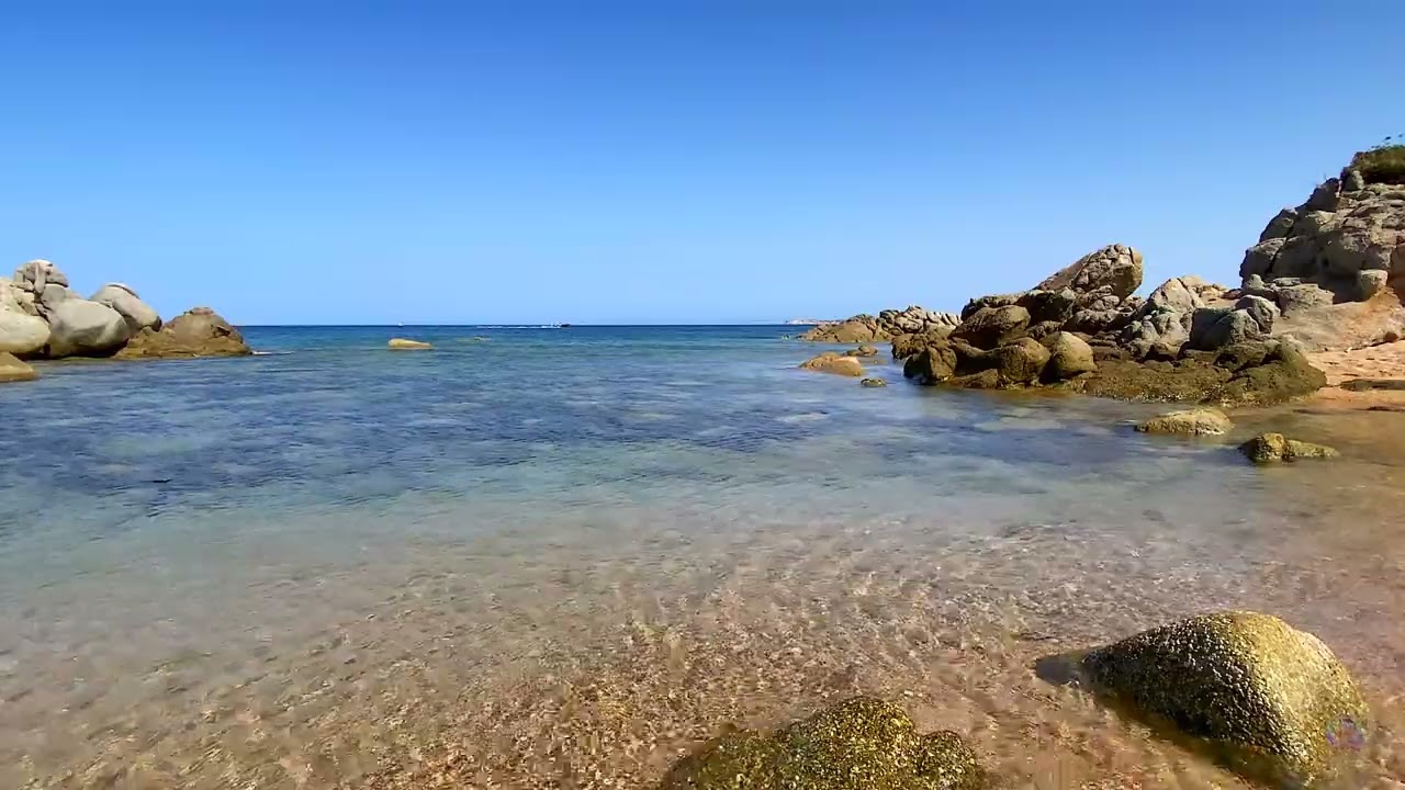 Crique sauvage de la plage de Cala Longa à Bonifacio en Corse du Sud en face c'est les iles lavezzi