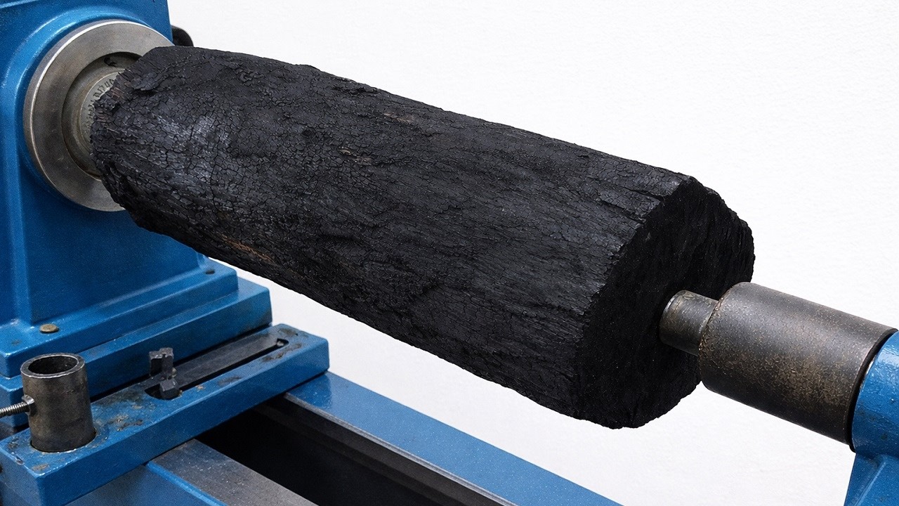 Don't Burn It Yet! Master Carpenter Creates a Luxury Vase from a Discarded Log