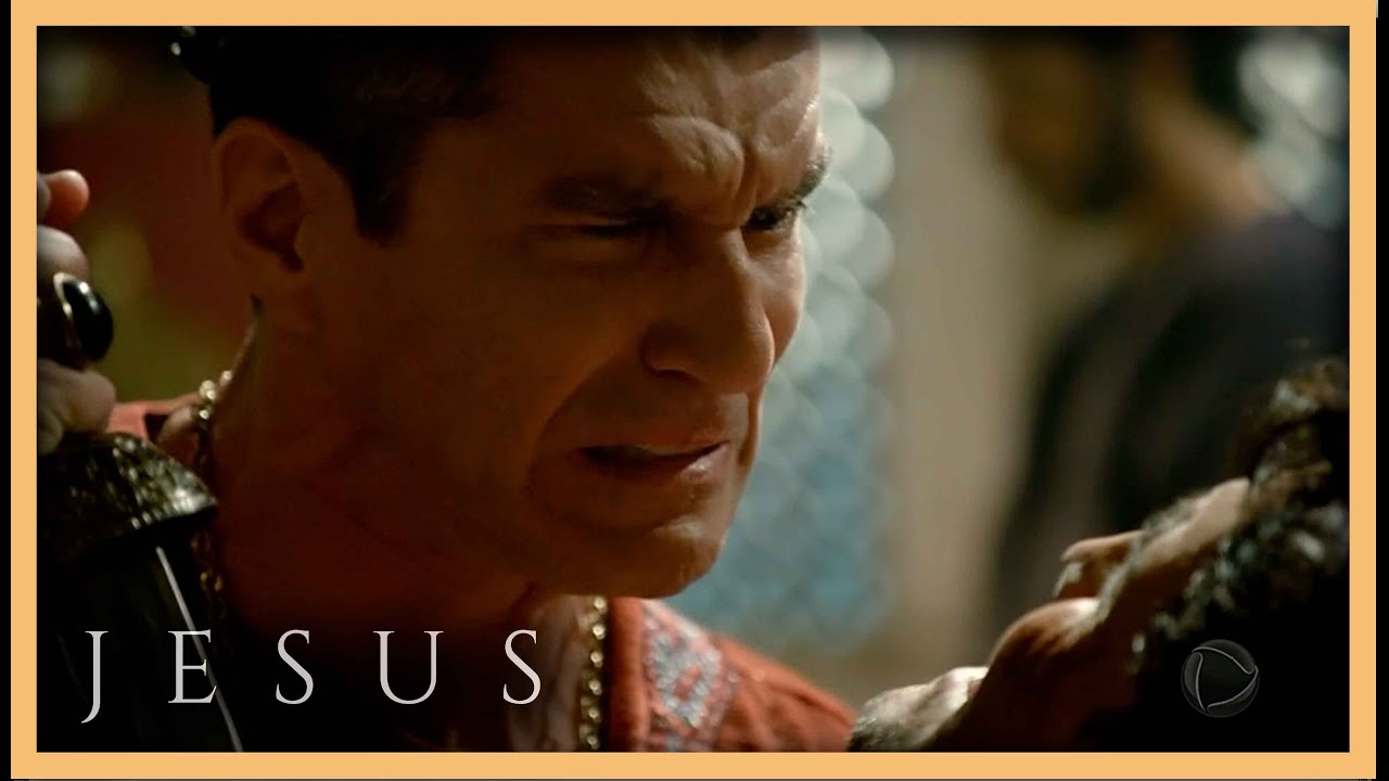 Após ouvir que Helena foi atacada, Pilatos se enfurece e esfaqueia mensageiro | NOVELA JESUS