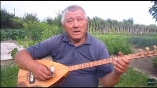 Old man singing beautiful Crimean Tatar song