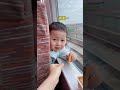 高鐵上給了萌娃一塊餅幹，他竟然要把他的奶給我喝，我到底要怎麽跟他說，才好把奶瓶給回他呢念 #社會百態 #人生百態 #搞笑 #萌娃#人類幼崽