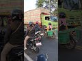 Arak-arakan-Arakan Truk Tronton di Perempatan Ngelo